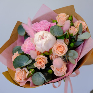 Букетик с пионом и пионовидными розами "Нежный"