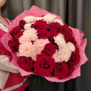 Уже собран! Ароматные розы и кружевная хризантема в пышном букете