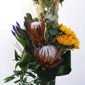 Вертикальный букет с подсолнухами и ирисами. Мужской бизнес букет