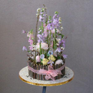  Ранункулюсы, клематисы и маттиола в нежной композиции на Пасху с сувенирами "Цыплята"