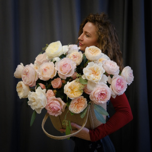 Композиция в сумке: дорогие пионовидные розы "Английский сад"