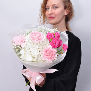 Букет с гортензией в нежном букете Love is