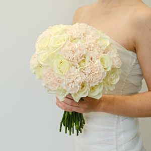 Букет невесты с розами и гвоздиками "Дыхание любви"