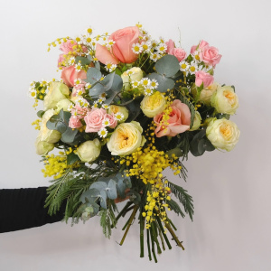 Пионовидные розы и мимоза в ярком букете