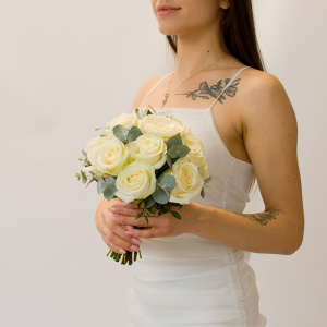 Букет невесты из белых роз с эвкалиптом
