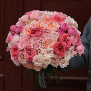 Пионовидные розы в букете "Цветочный микрокосмос"
