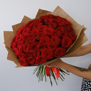 51 красная роза Россия, 60 см. Ваза в подарок!