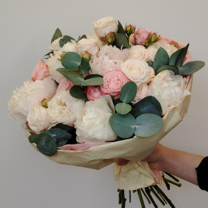 Белые пионы и пионовидные розы в нежном букете