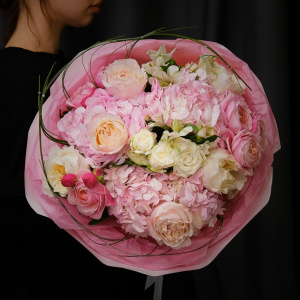 Круглый букет с гортензией и пионовидными розами "Нежность для Мамы"