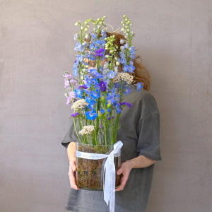 Букет в вазе. Дельфиниум и колокольчики в композиции "Сны Океана"