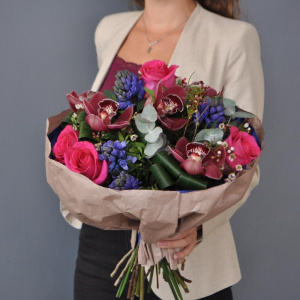 Букет с орхидеями и розами "Искушение красотой"