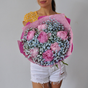 Пионы Сара Бернар и голубая гипсофила