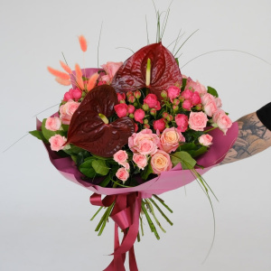 Антуриум и кустовые розы в авторском букете "Barberry Mood"