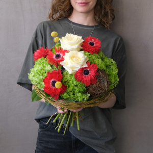 Гортензия и красные анемоны в букете на Пасху с декором
