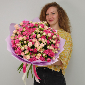 Кустовые розы, 31 штучка букет с вазой