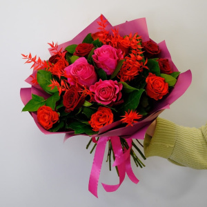 Ароматные красные розы в пышном букете с зеленью