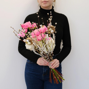 Верба, кустовые пионовидные розы и гортензия - букет на Пасху