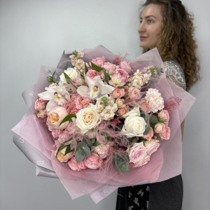 Букет с орхидеями и пионовидными розами "Нежный поцелуй"