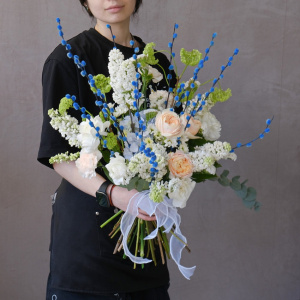 Букет на Пасху: голубая верба, ранункулюсы, сирень и розы 