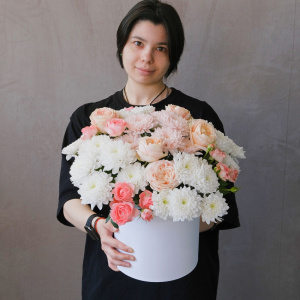 Нежные кустовые хризантемы и пионовидные розы в коробке «Сахарная вата»