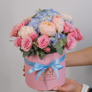 Гортензия и пионовидные розы в коробочке "Ванильное небо"