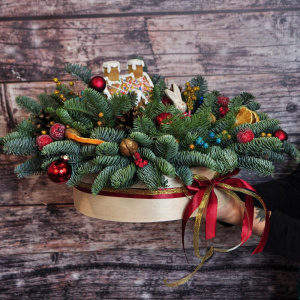 Яркий новогодний букет из нобилиса «Пряничный домик»