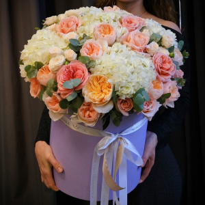 Гортензия и пионовидные розы Джульетта в большой коробке "Акварельные облака"