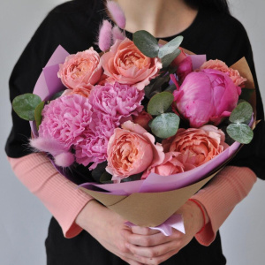 Букет «Самой красивой» с пионом и кустовой розой Джульетта