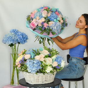 Комната голубых цветов! Голубые гортензии и пионовидные розы, - Удиви её