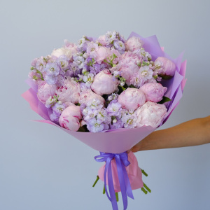 Розовые пионы и маттиола в букете "Ароматный Бум!"