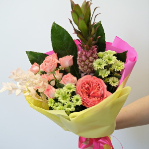 Яркий букет с ананасом и розами "Тропический коктейль"