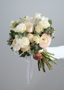 Букет невесты с ранункулюсами, розами и декоративной зеленью