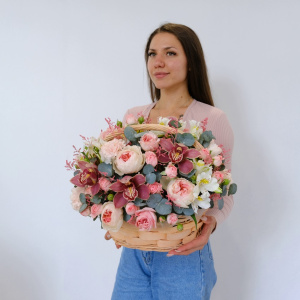 Пионовидные розы Джульетта и орхидеи в корзине "Тайна цветущей любви"