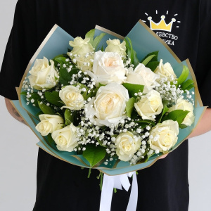 Ароматные белые розы в пышном букете с гипсофилой
