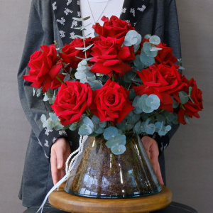 Букет в вазе. Французские розы с эвкалиптом "15 поцелуев"