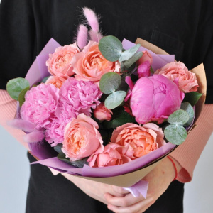 Букет «Самой красивой» с пионом и кустовой розой Джульетта