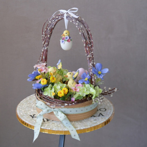  Композиция на Пасху в ящичке (искусственные цветы). Верба и пасхальные сувениры