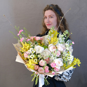 Мимоза, ранункулюсы и розы в букете "Весенняя роскошь"