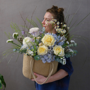 Букет в сумке: голубая гортензия и пионовидные розы "Пикник у синего ручья"