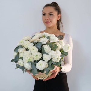 Ранункулюсы в корзине, 41 штучка с эвкалиптом