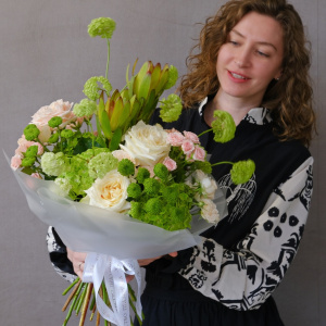 Зелёная гортензия, розы и сочный вибурнум в авторском букете "Зелёный сад"