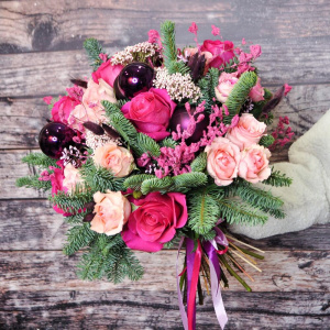 Нобилис и ароматные розы Пинк Флойд в букете «Сиреневое сияние»