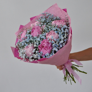 Пионы Сара Бернар и голубая гипсофила