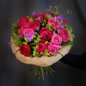 Пионовидные розы в авторском букете «Кармен»