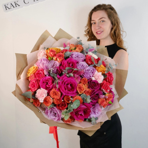 Розы в большом букете "Фейерверк чувств"