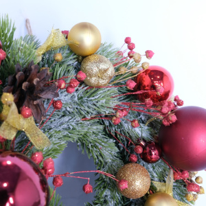 Новогодний венок с красными шариками (искусственный)