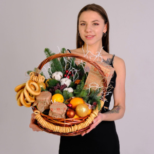 Корзина с вареньем, пастилой и декором "Конфетки - бараночки"