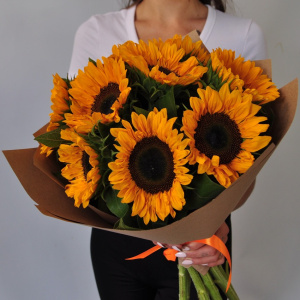 9 подсолнухов в крафте