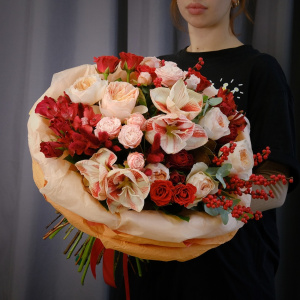 Амариллисы и пионовидные розы в большом букете "Испанский закат"