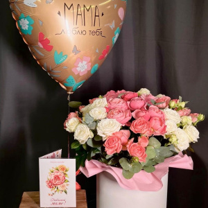 Сет на День Матери «Мамина нежность»: композиция с пионовидными розами, шар-фольга и открытка с шоколадом